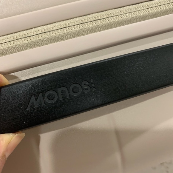 Monos 23 inch carry on plus luggage - Picture 10 of 15